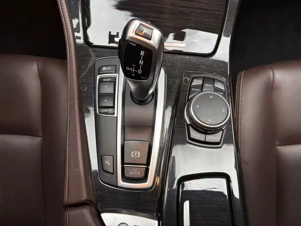 BMW 5 Series 2015 — фото 30