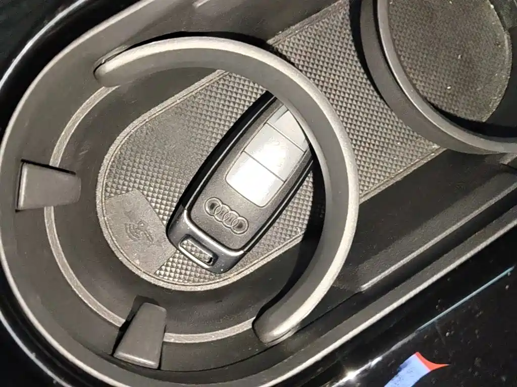 Audi Q4 e-tron 2023 — фото 9