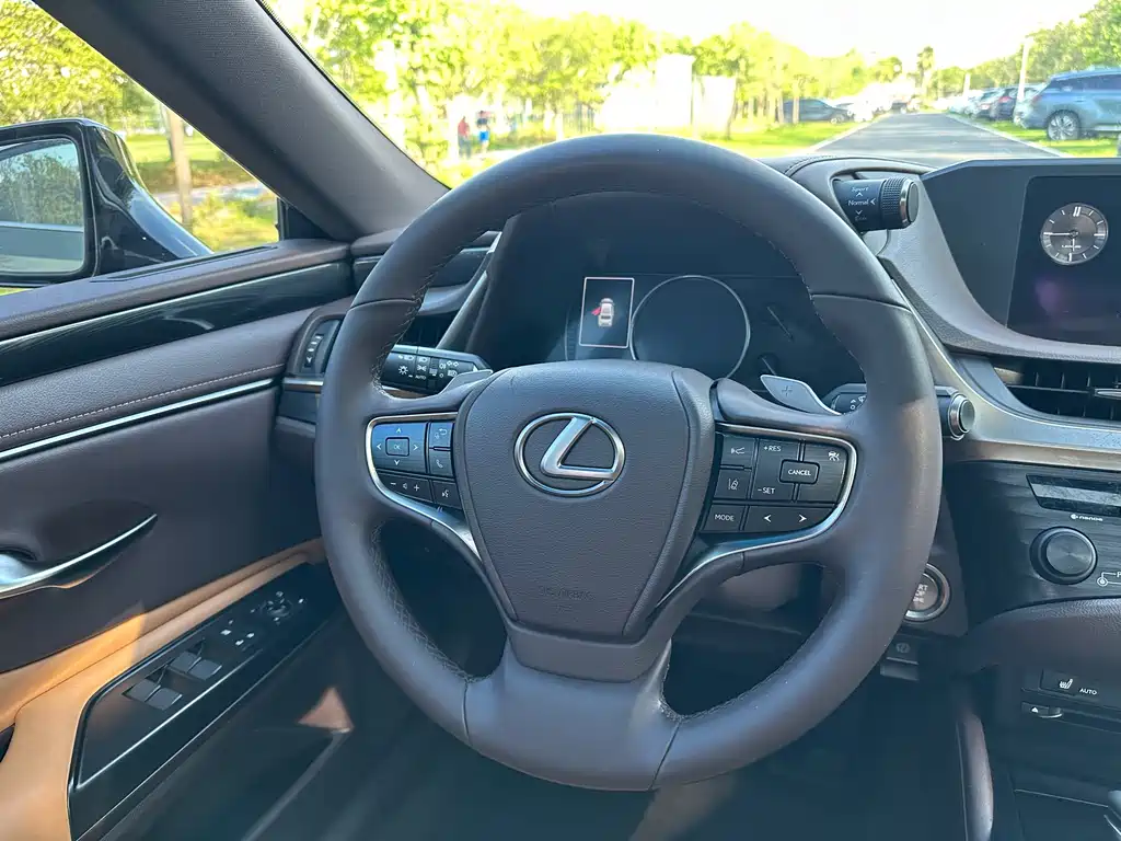 Lexus ES 2018 — фото 10
