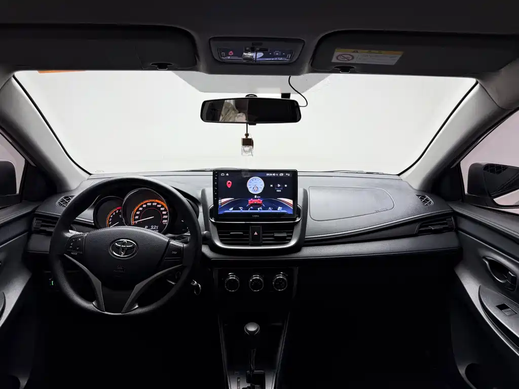 Toyota Yaris L 2022 — фото 10