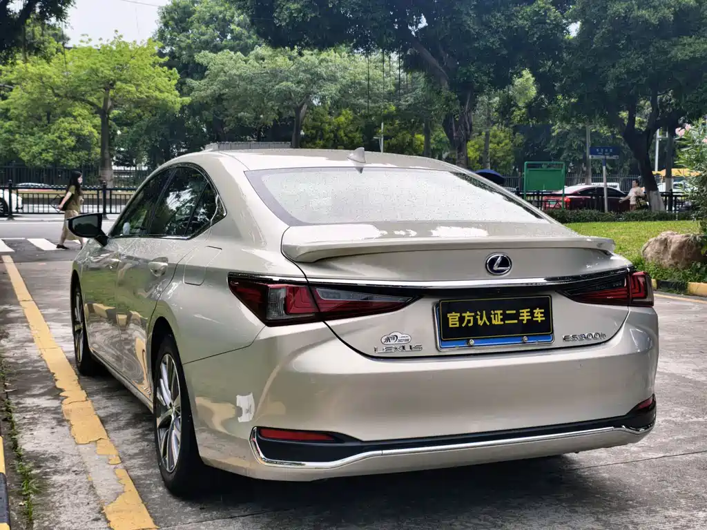 Lexus ES 2019