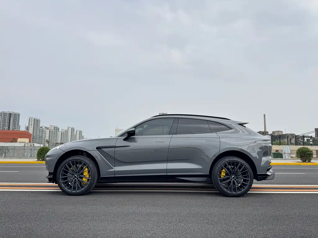 Aston Martin DBX 2026 — фото 8