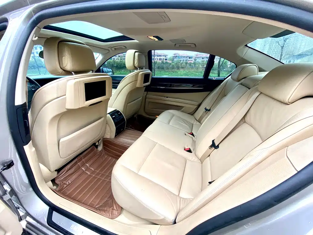 BMW 7 Series 2011 — фото 10