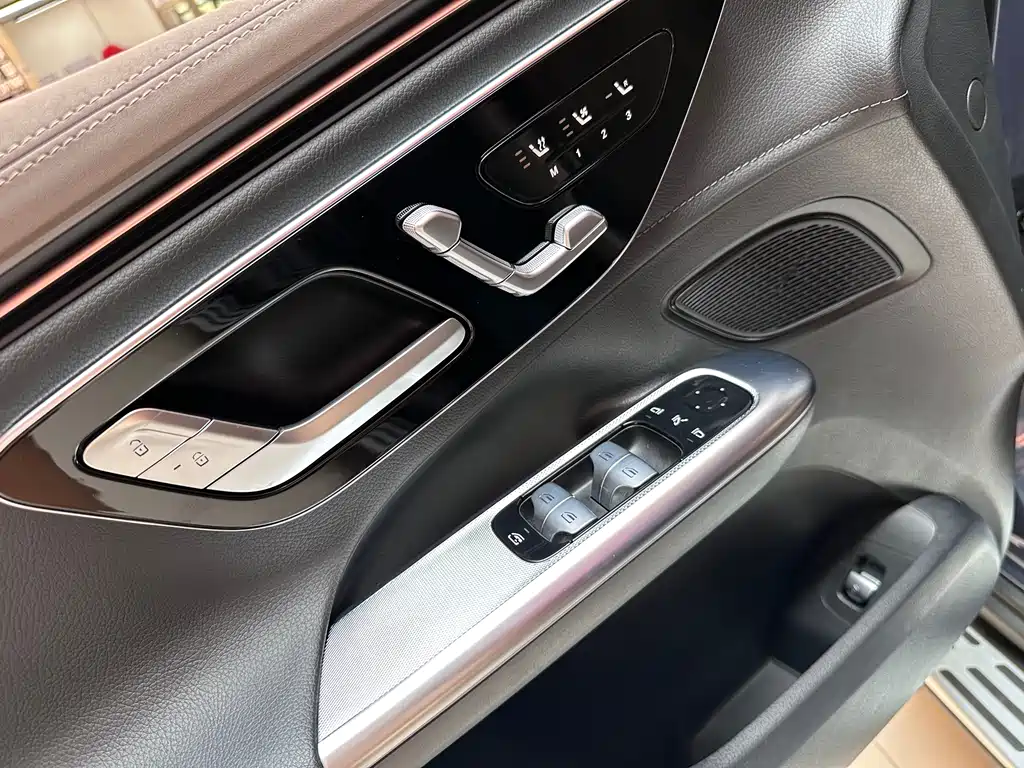 Mercedes-Benz EQE SUV 2023 — фото 14