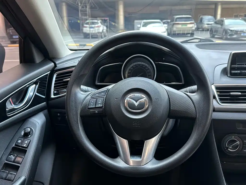 Mazda 3 Axela 2016 — фото 10