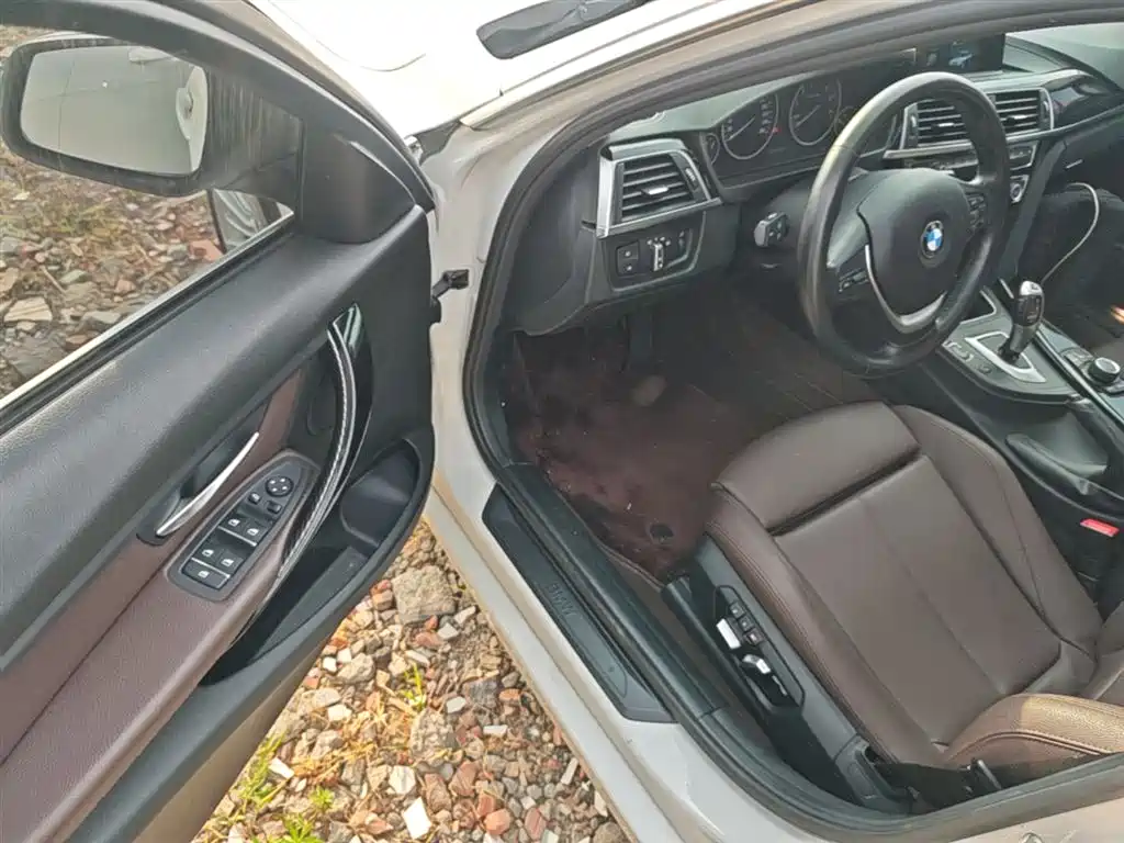 BMW 3 Series 2018 — фото 16