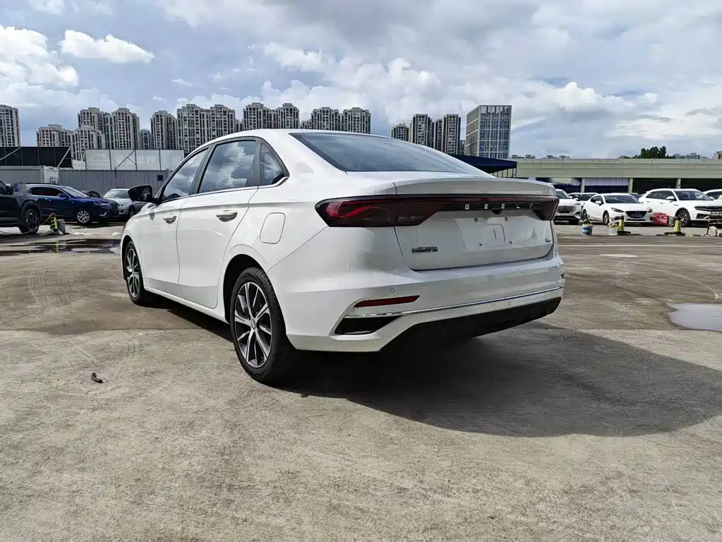 Geely Emgrand 2021 — фото 15