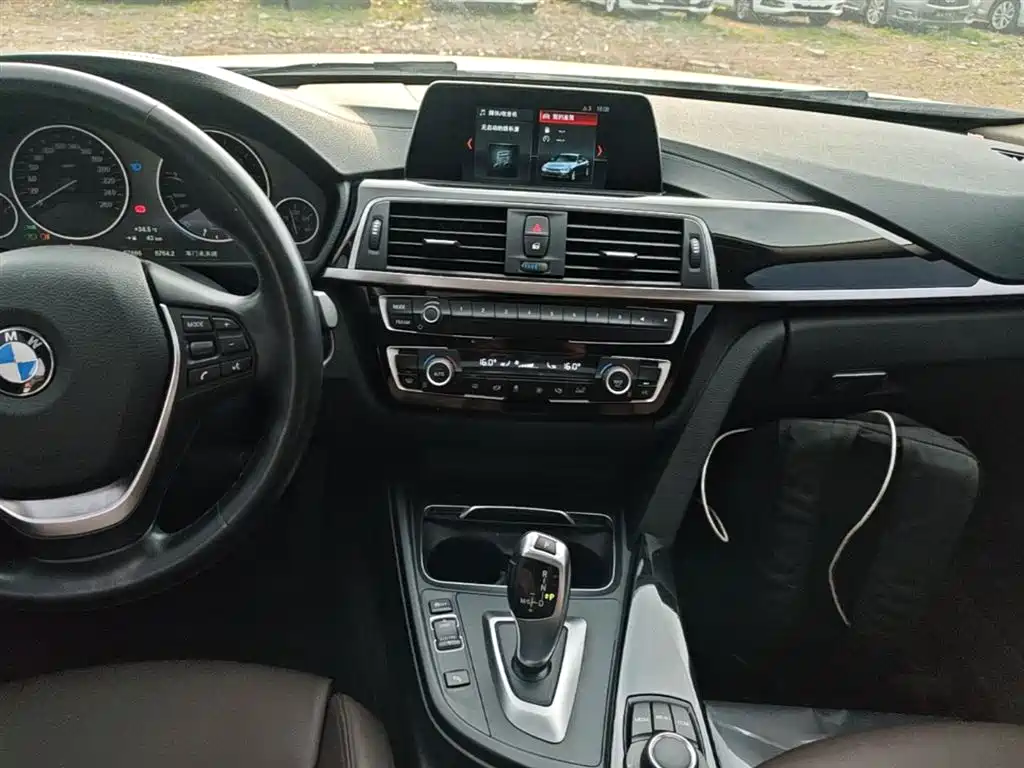 BMW 3 Series 2018 — фото 13