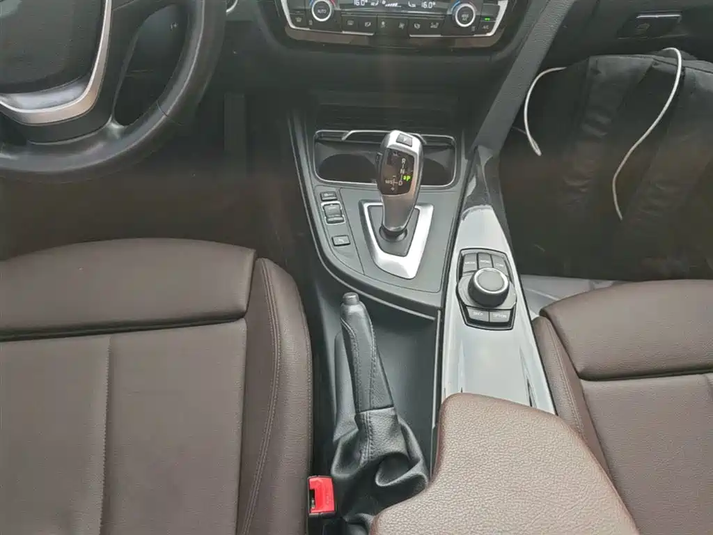 BMW 3 Series 2018 — фото 14