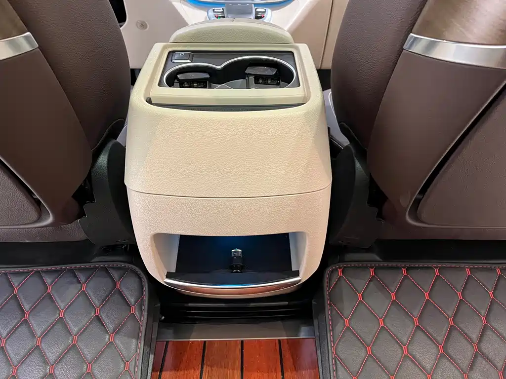 Mercedes-Benz V-Class 2022 — фото 17