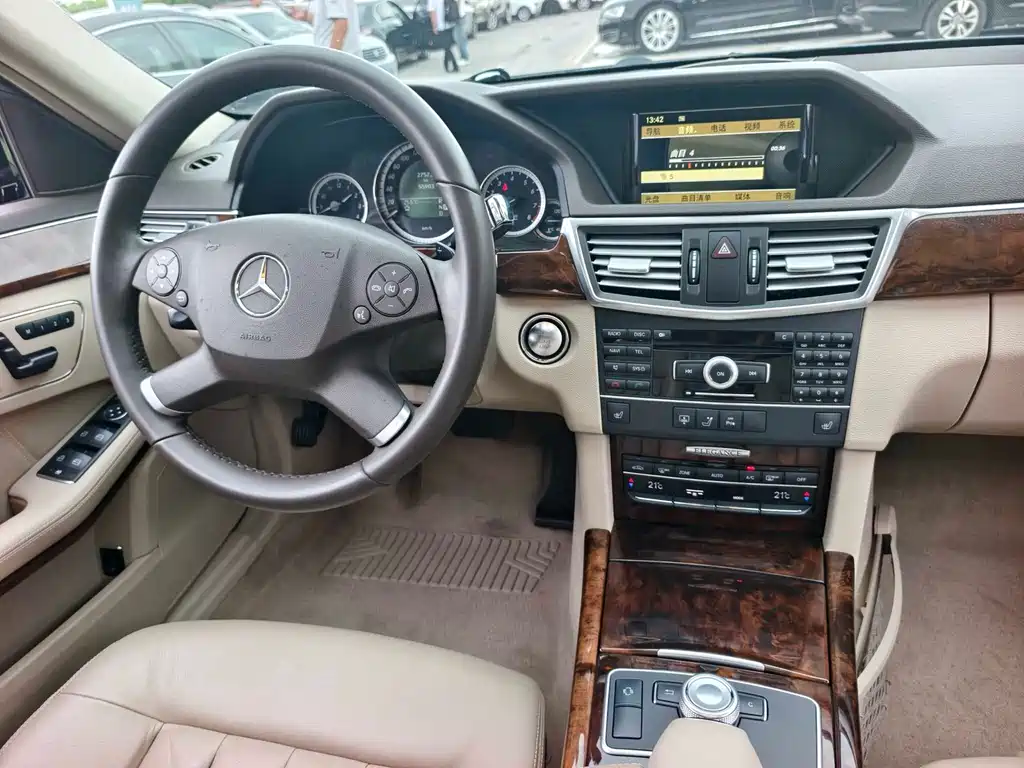 Mercedes-Benz E-Class 2011 — фото 13