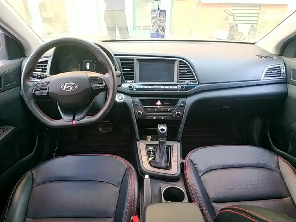Hyundai Elantra 2018 — фото 10