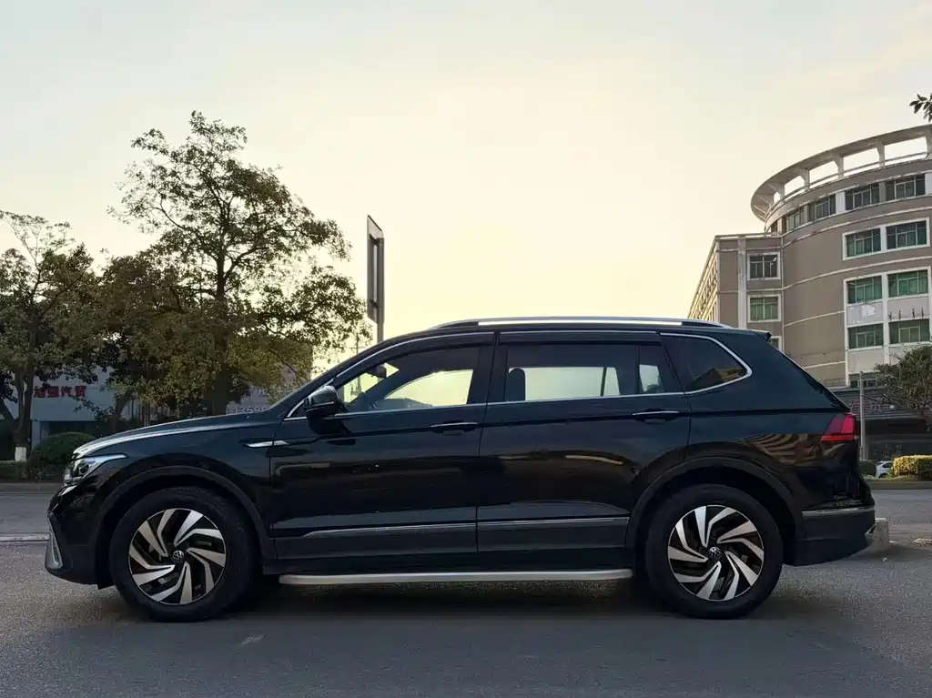 Volkswagen Tiguan L 2022 — фото 3