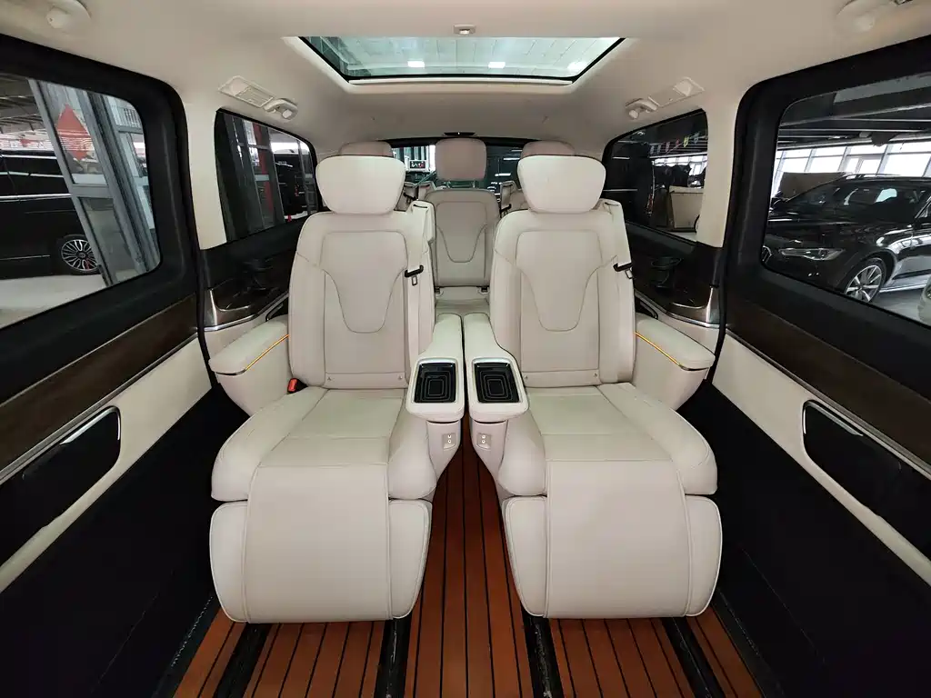Mercedes-Benz V-Class 2021 — фото 10
