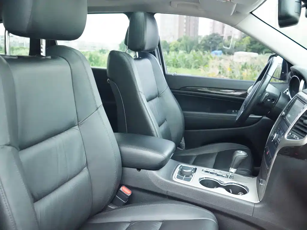 Jeep Grand Cherokee 2013 — фото 15