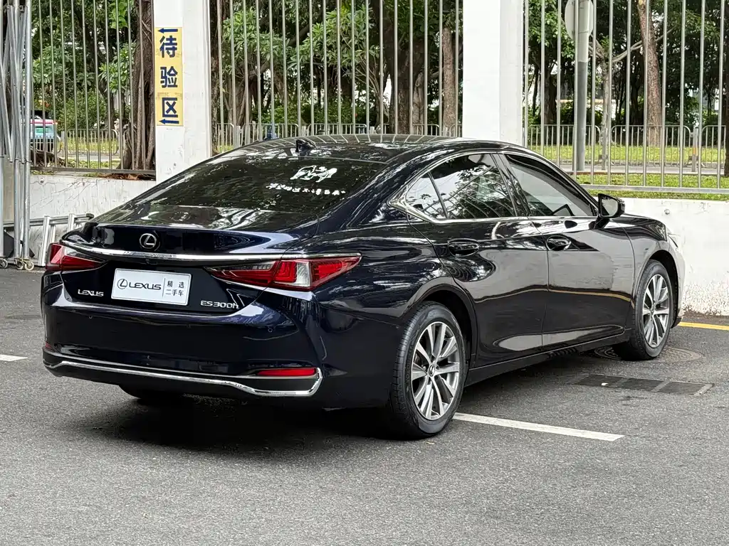 Lexus ES 2019 — фото 9