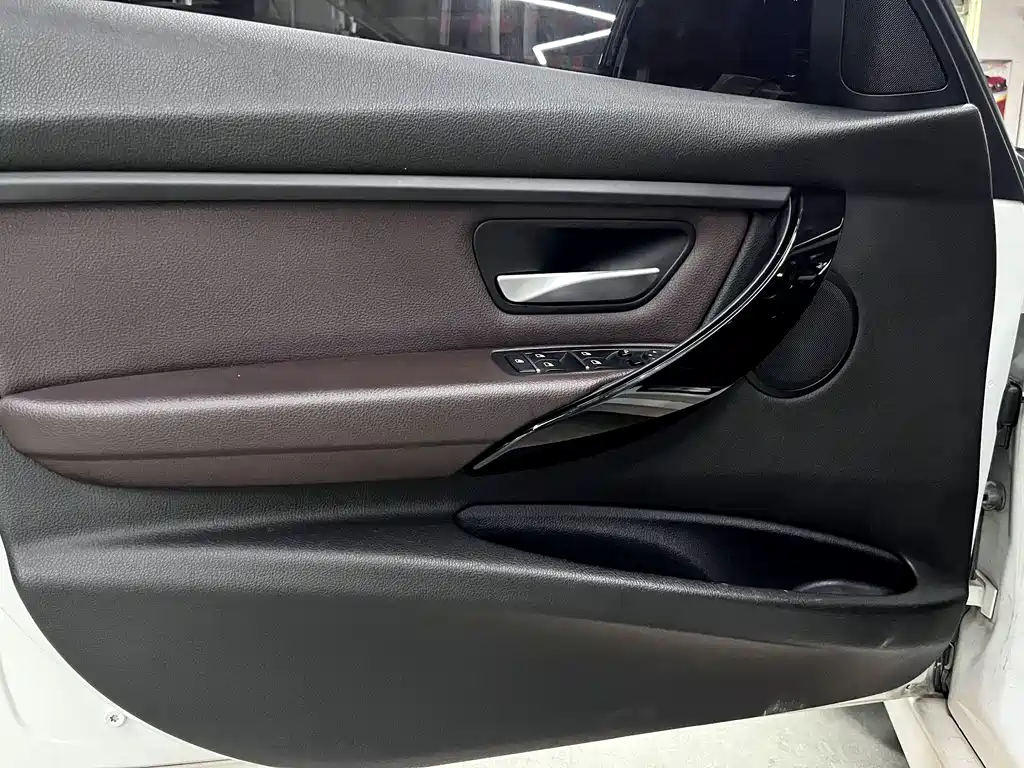 BMW 3 Series 2018 — фото 18