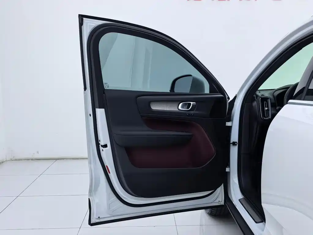 Volvo XC40 2023 — фото 24