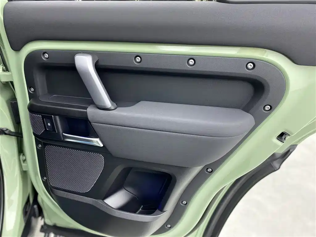 Land Rover Defender 2023 — фото 23