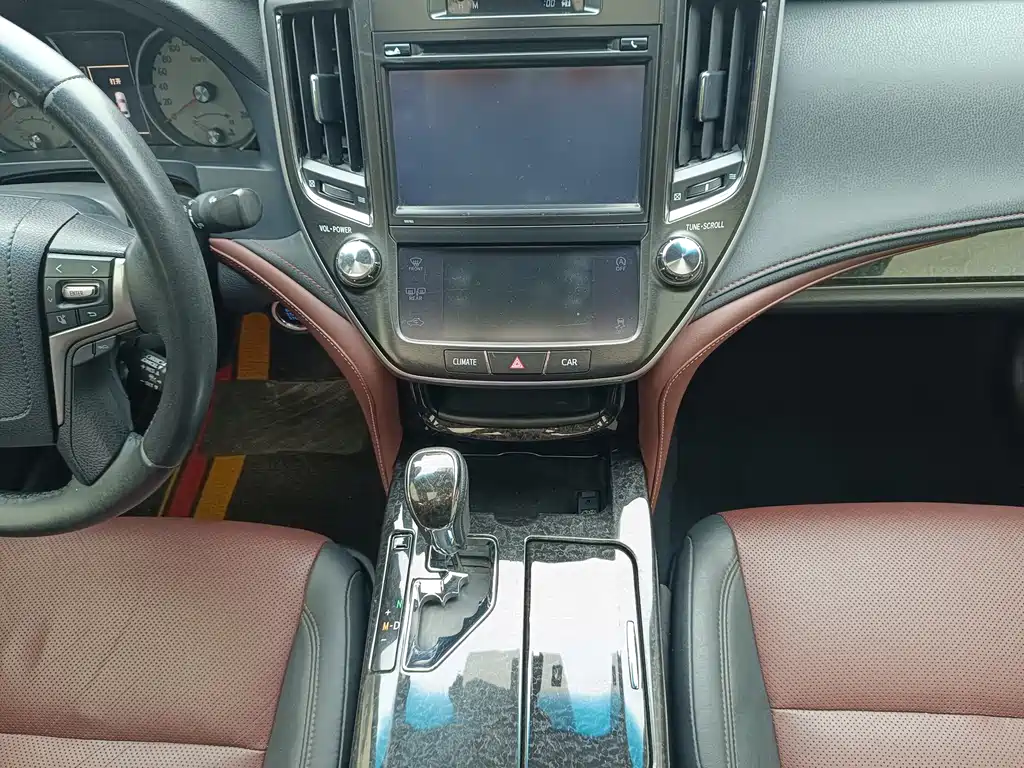 Toyota Crown 2018 — фото 10