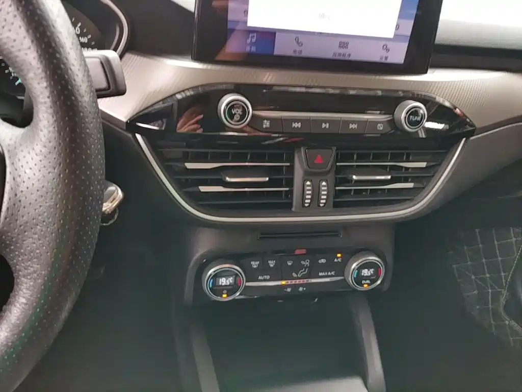Ford Focus 2019 — фото 13