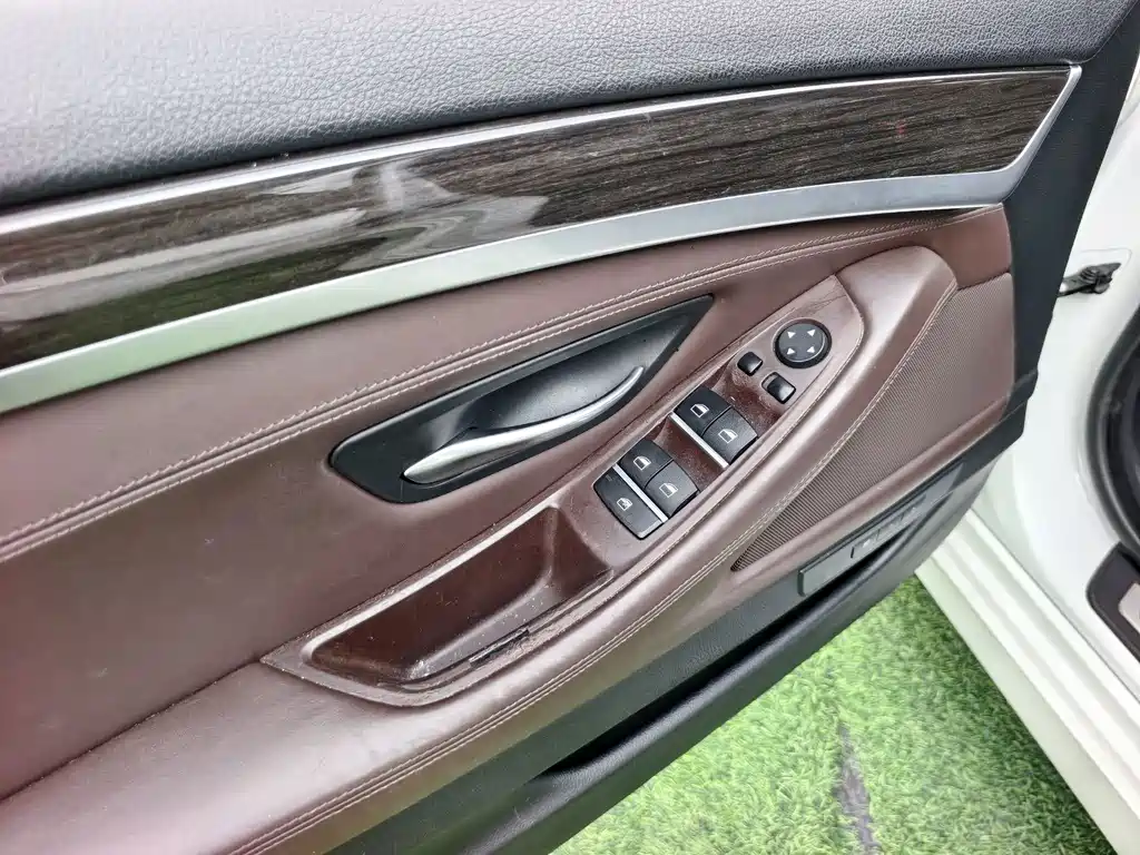 BMW 5 Series 2017 — фото 10