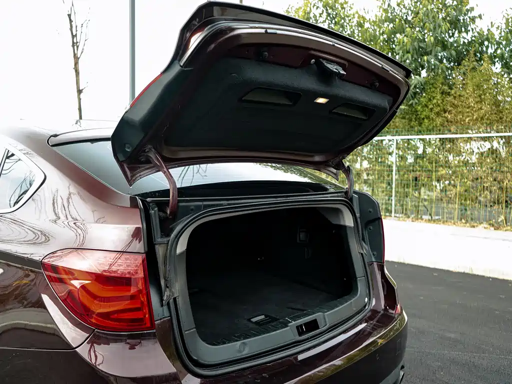 BMW 5 Series GT 2012 — фото 26
