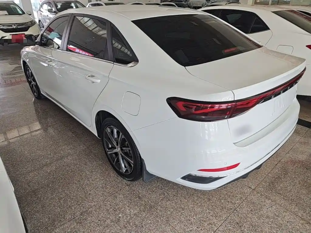 Geely Emgrand 2022