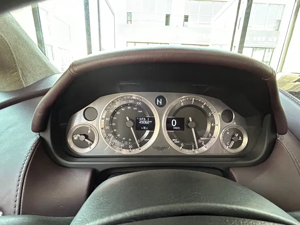 Aston Martin V8 Vantage 2011 — фото 13