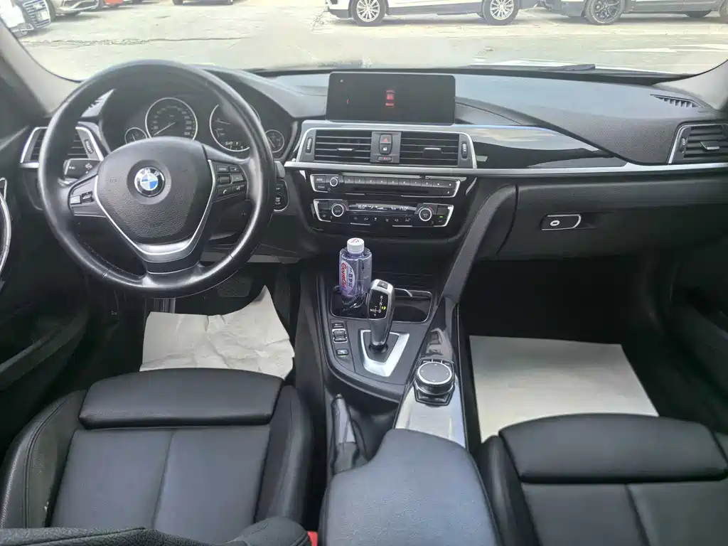 BMW 3 Series 2018 — фото 9