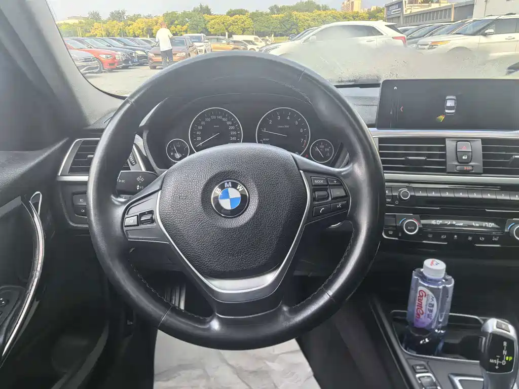 BMW 3 Series 2018 — фото 13