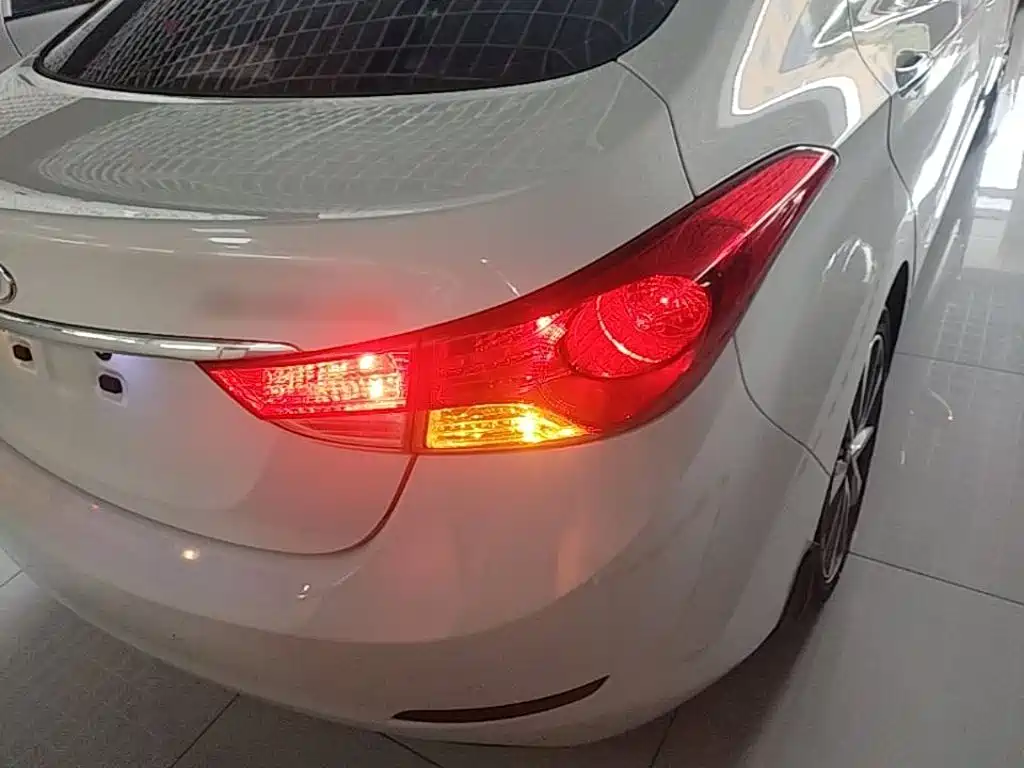 Hyundai Elantra 2016 — фото 8