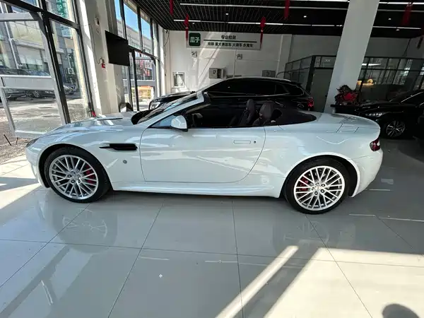 Aston Martin V8 Vantage 2011