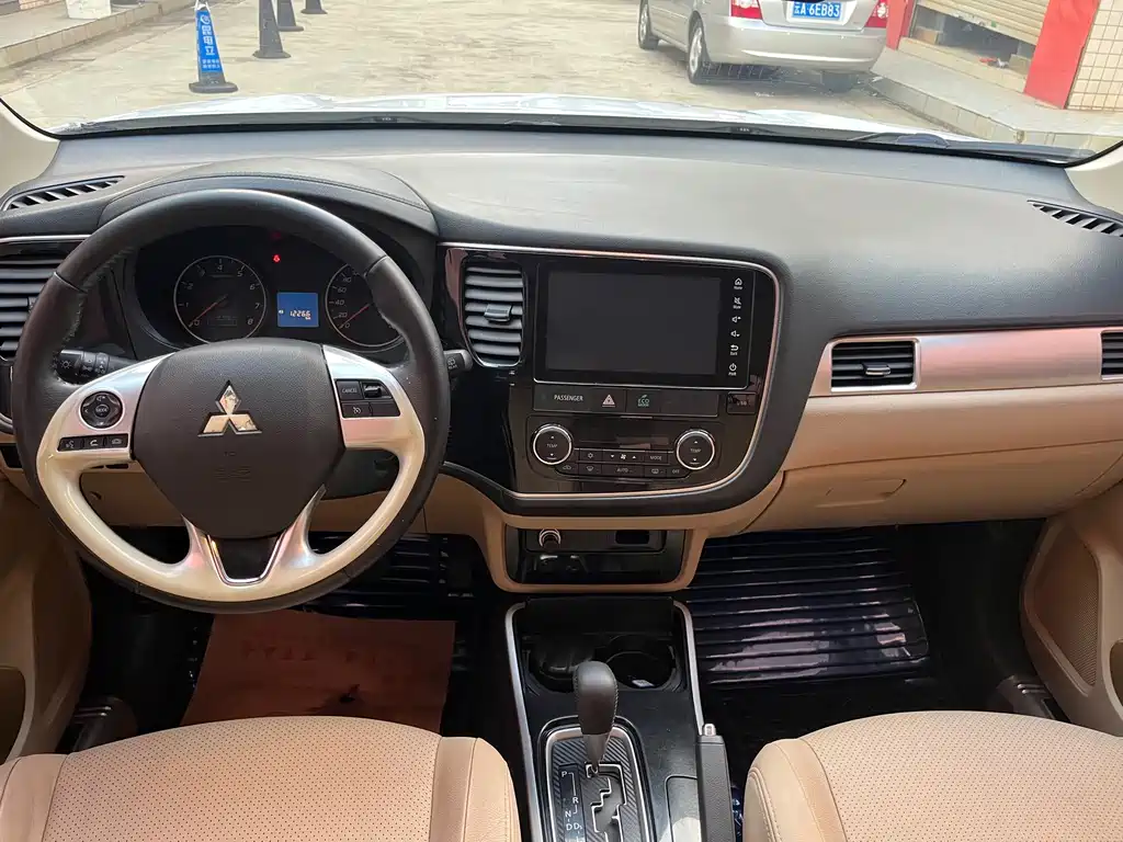Mitsubishi Outlander 2018 — фото 6