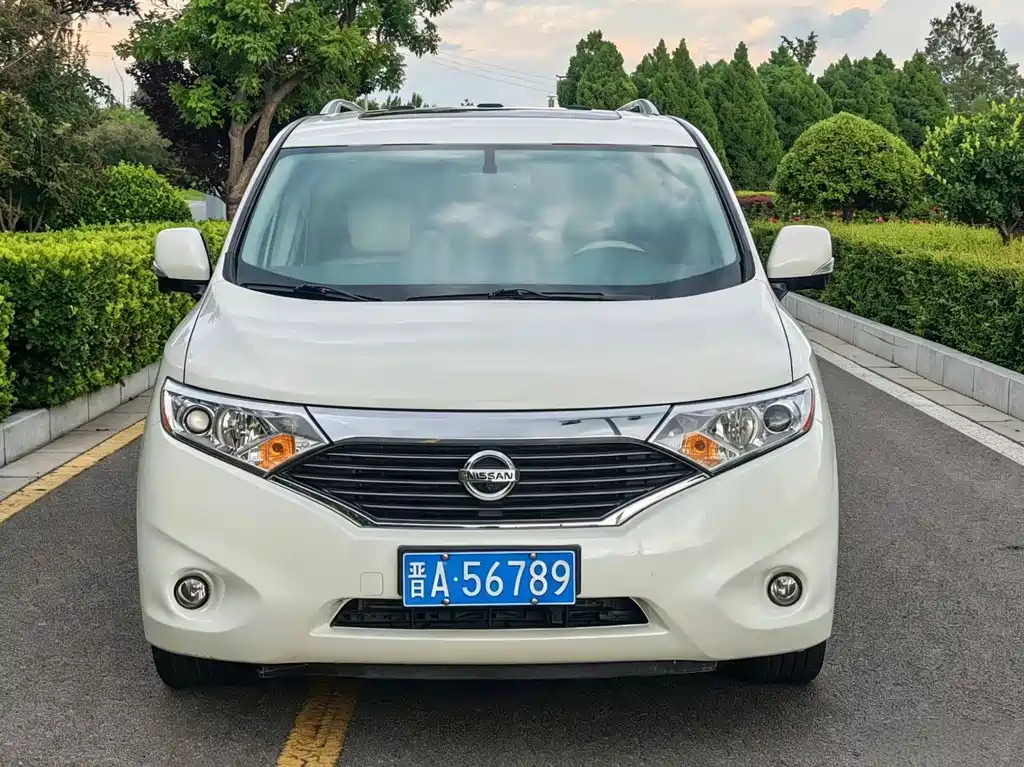Nissan Quest 2017 — фото 1