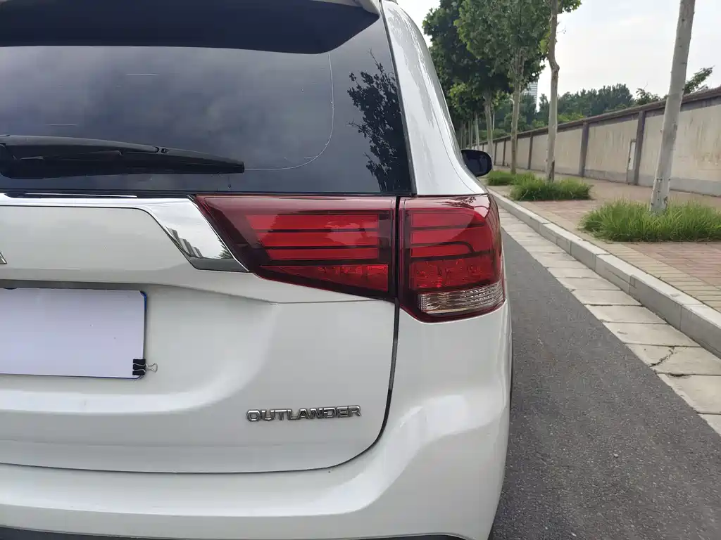 Mitsubishi Outlander 2017 — фото 17