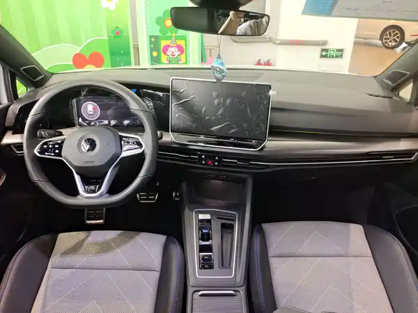 Volkswagen Golf 2025