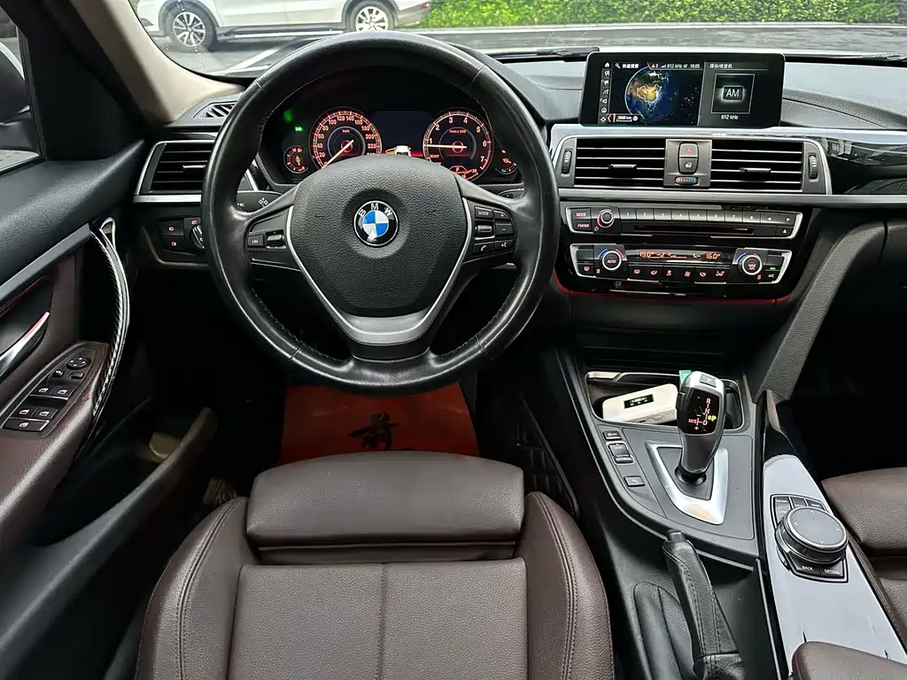 BMW 3 Series 2019 — фото 10