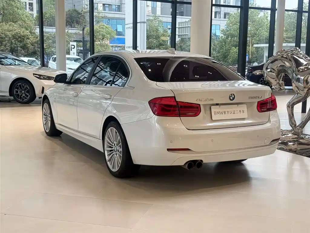 BMW 3 Series 2018 — фото 16