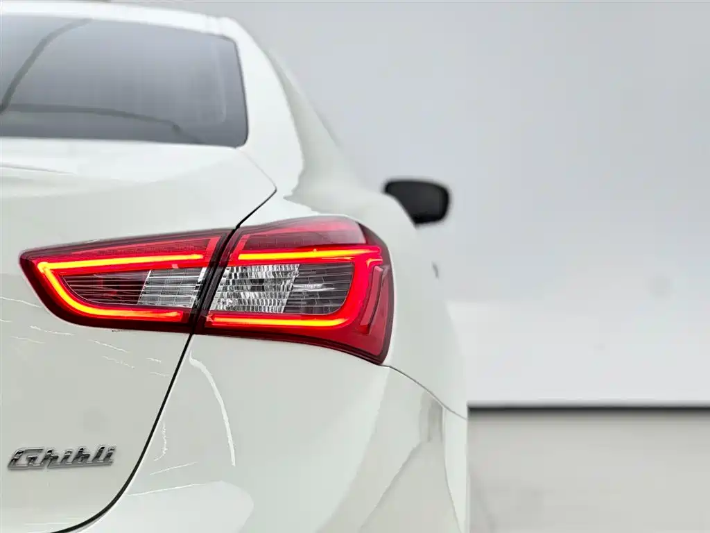 Maserati Ghibli 2018 — фото 16