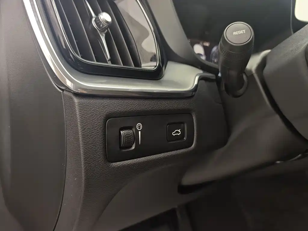 Volvo XC60 2018 — фото 16