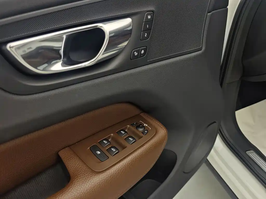 Volvo XC60 2018 — фото 17