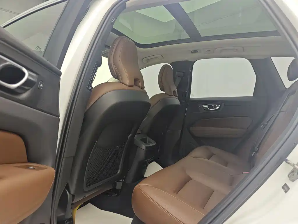 Volvo XC60 2018 — фото 18
