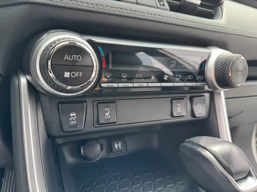Toyota RAV4 2020 — фото 12