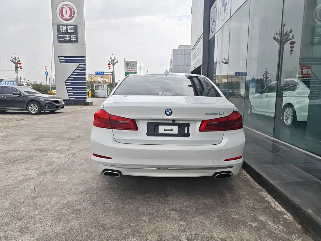 BMW 5 Series 2018 — фото 14