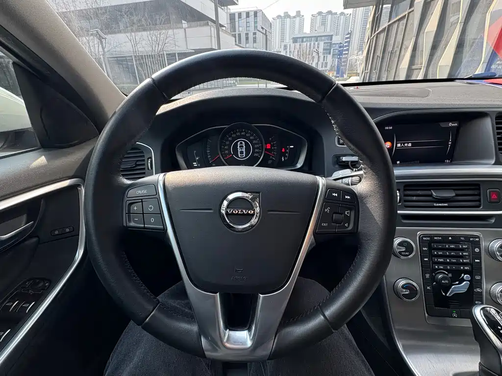 Volvo S60 2018 — фото 16