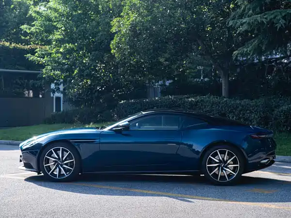 Aston Martin DB11 2022