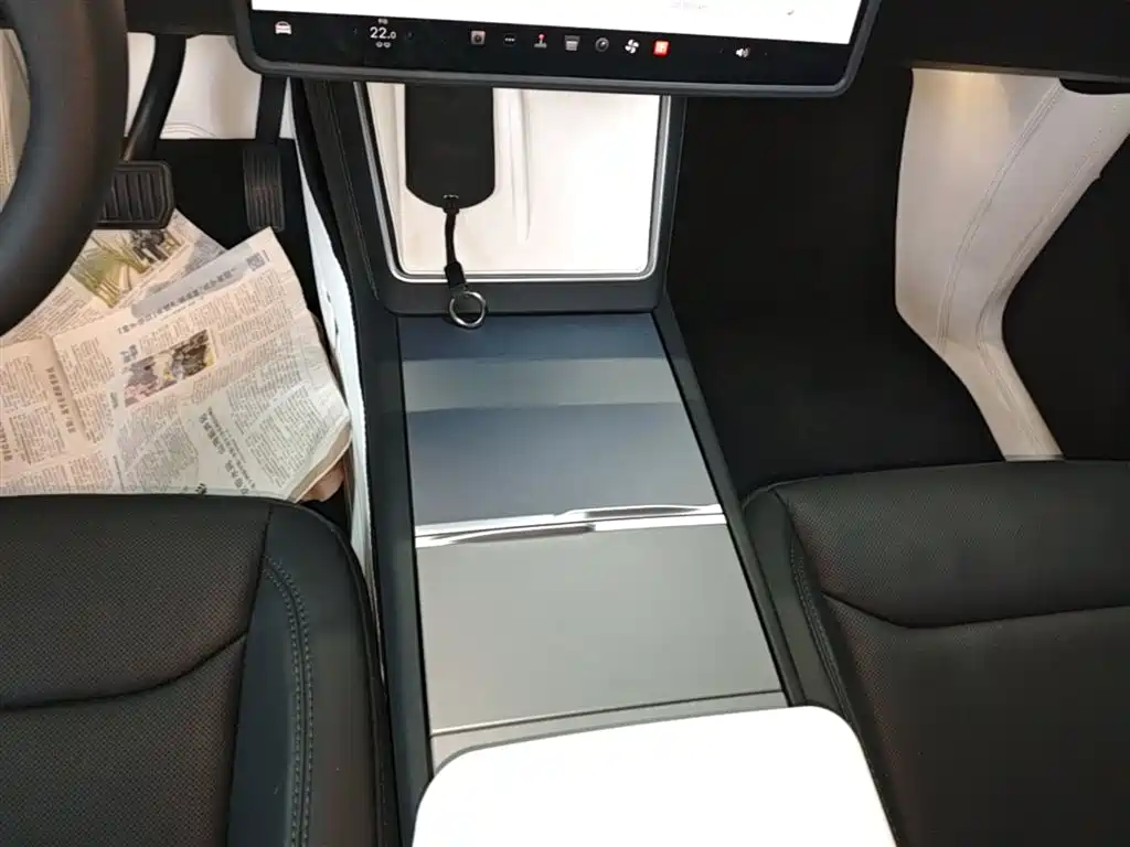 Tesla Model Y 2025 — фото 13