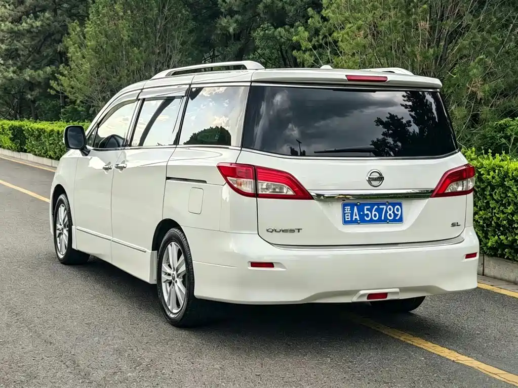 Nissan Quest 2017 — фото 6