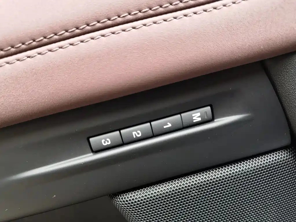 Land Rover Evoque 2023 — фото 15